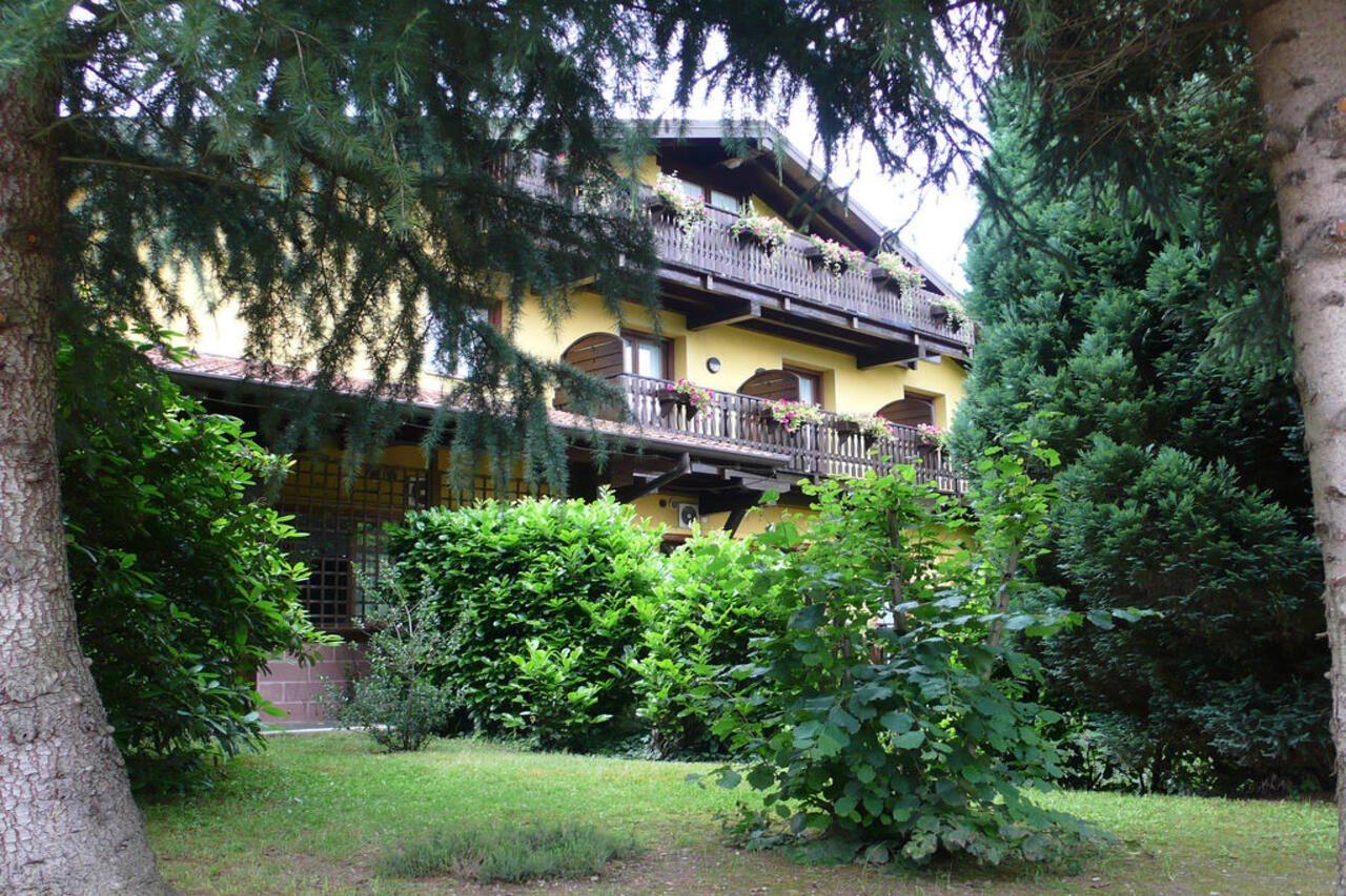 Varallo Pombia Hotel Ristorante La Perla מראה חיצוני תמונה