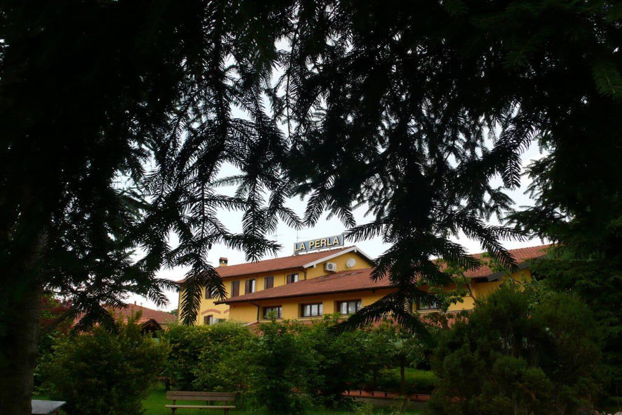 Varallo Pombia Hotel Ristorante La Perla מראה חיצוני תמונה