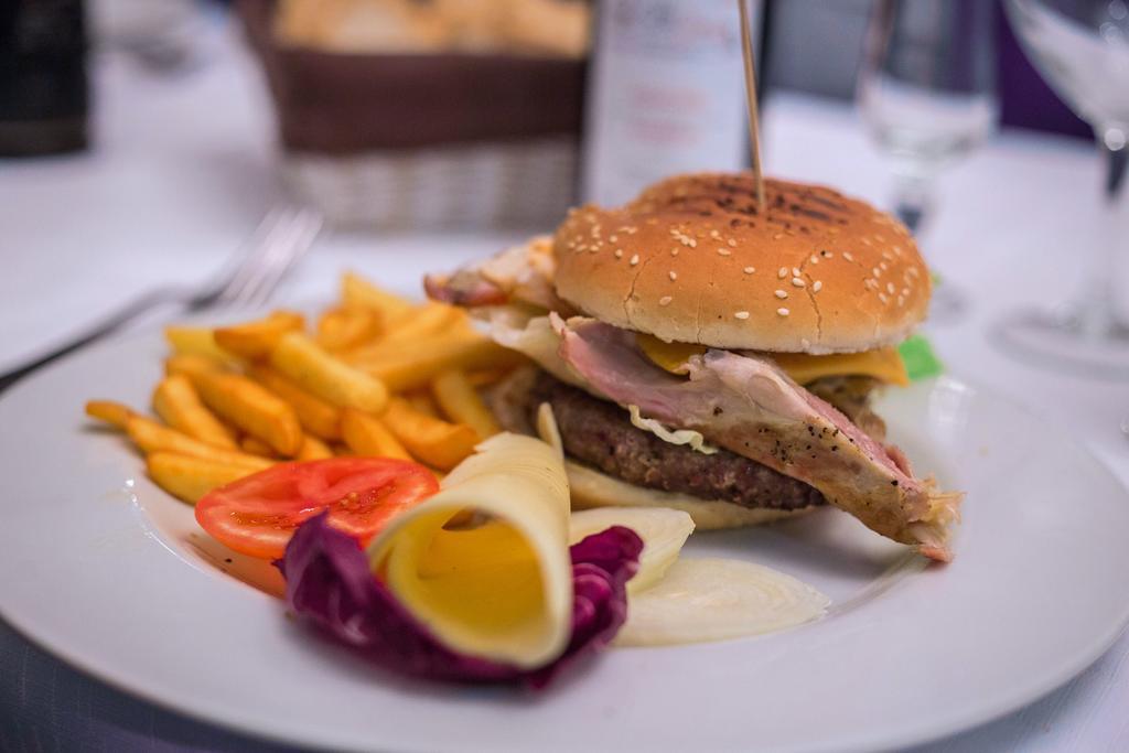 Varallo Pombia Hotel Ristorante La Perla מראה חיצוני תמונה