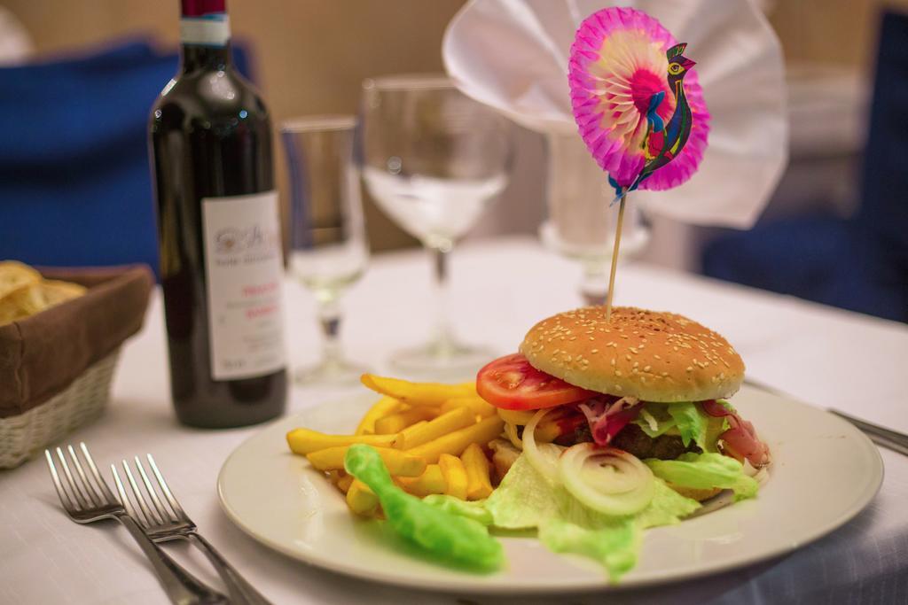 Varallo Pombia Hotel Ristorante La Perla מראה חיצוני תמונה