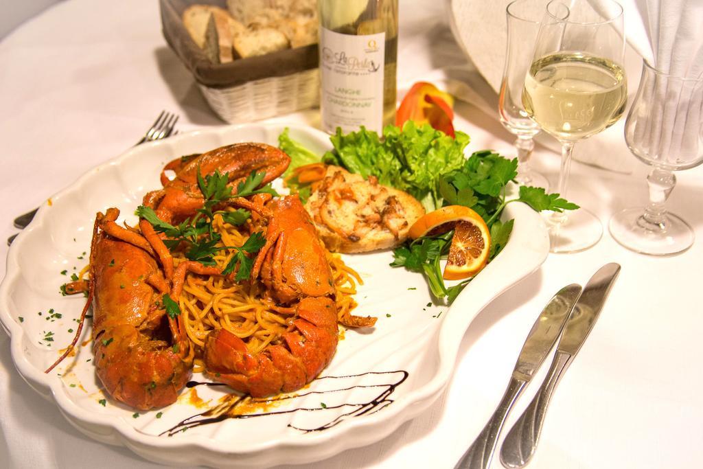 Varallo Pombia Hotel Ristorante La Perla מראה חיצוני תמונה