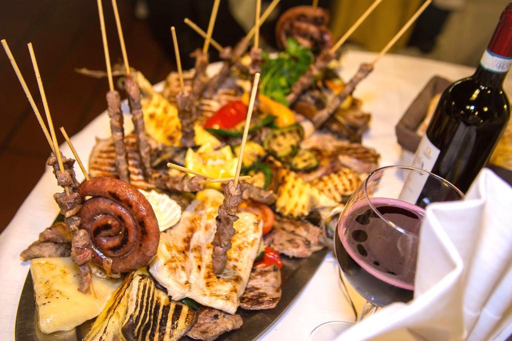 Varallo Pombia Hotel Ristorante La Perla מראה חיצוני תמונה