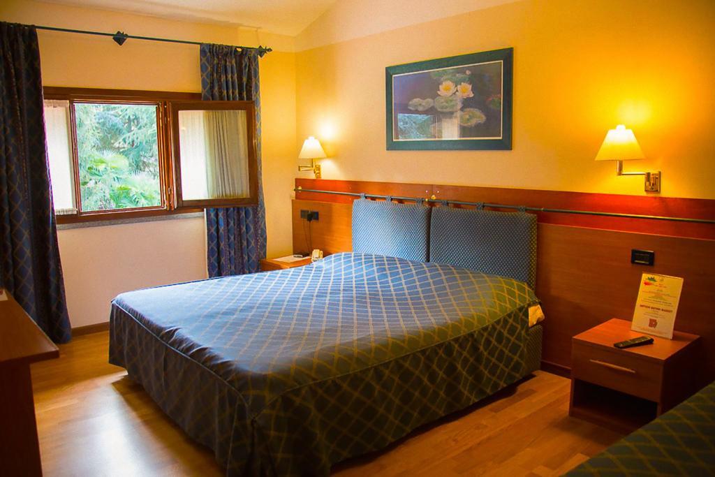 Varallo Pombia Hotel Ristorante La Perla מראה חיצוני תמונה