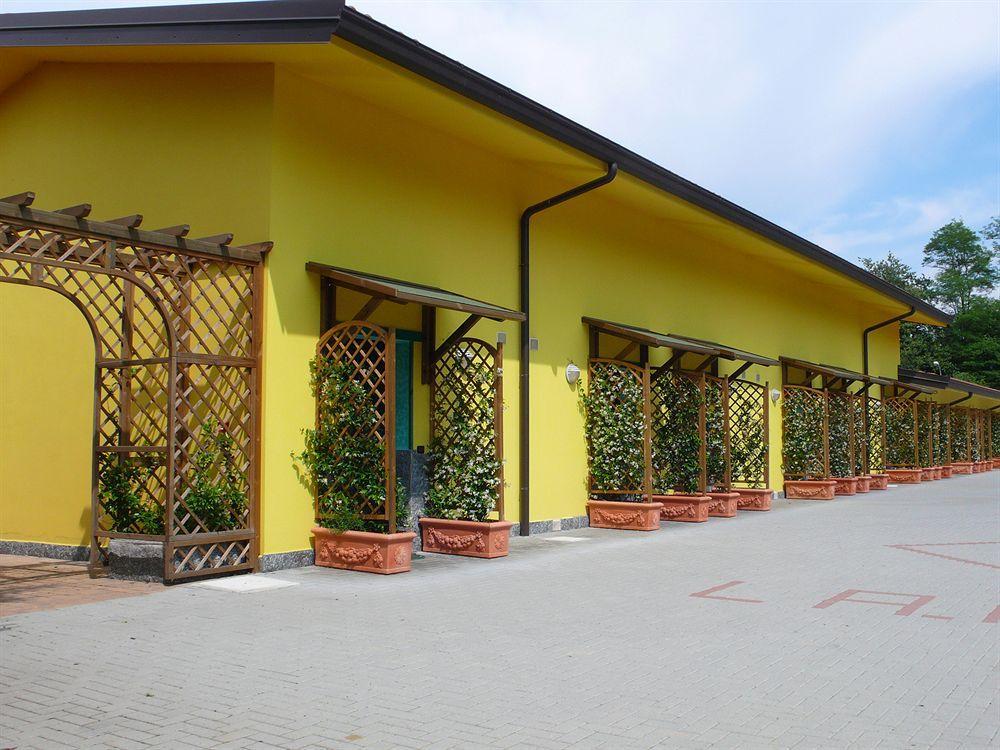 Varallo Pombia Hotel Ristorante La Perla מראה חיצוני תמונה
