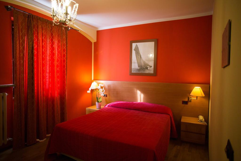 Varallo Pombia Hotel Ristorante La Perla מראה חיצוני תמונה