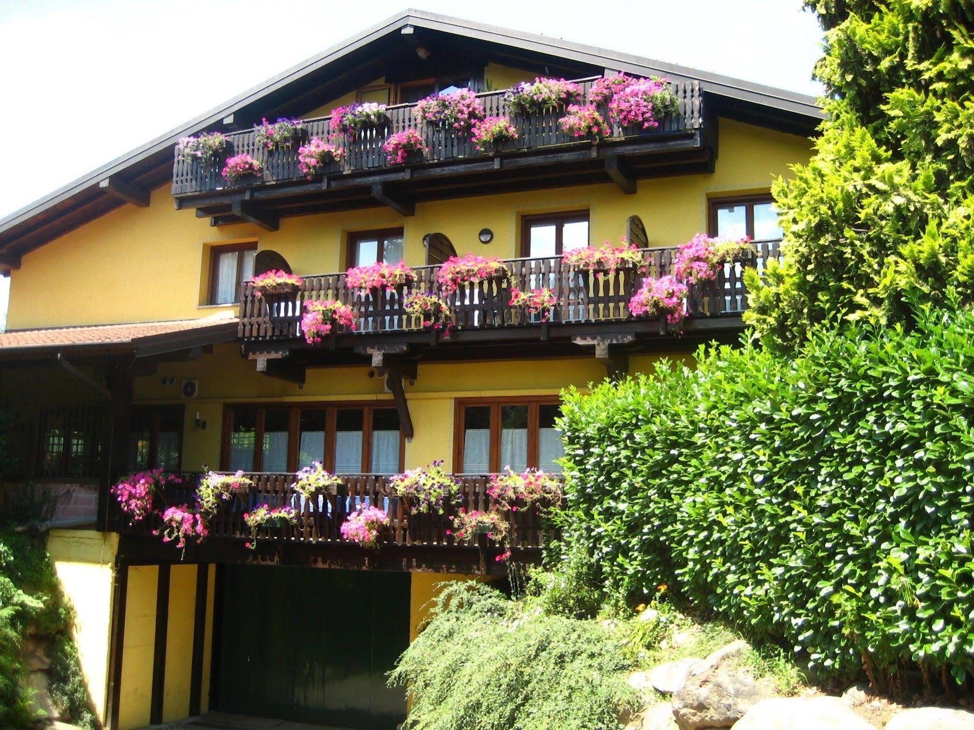 Varallo Pombia Hotel Ristorante La Perla מראה חיצוני תמונה