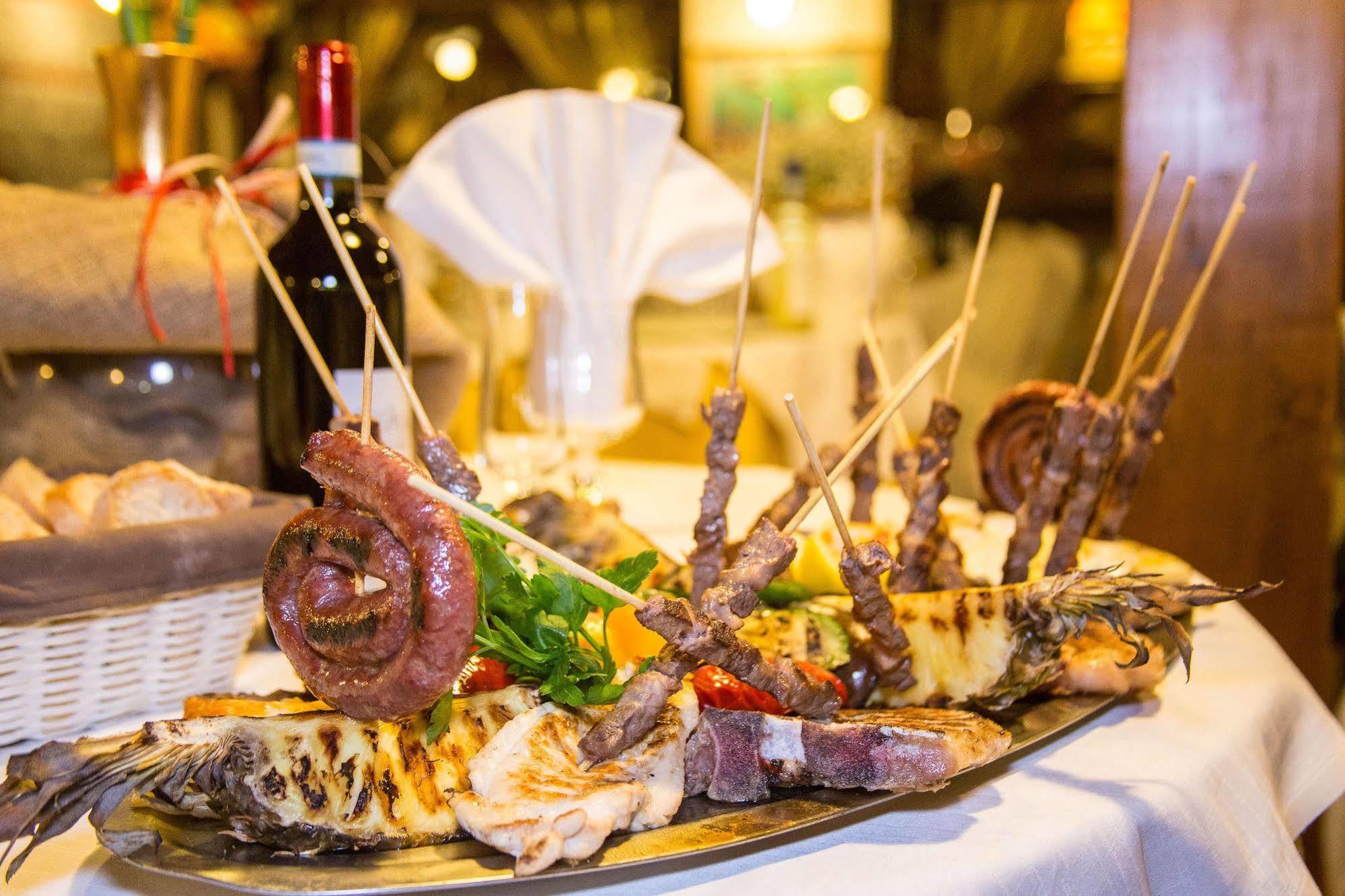 Varallo Pombia Hotel Ristorante La Perla מראה חיצוני תמונה