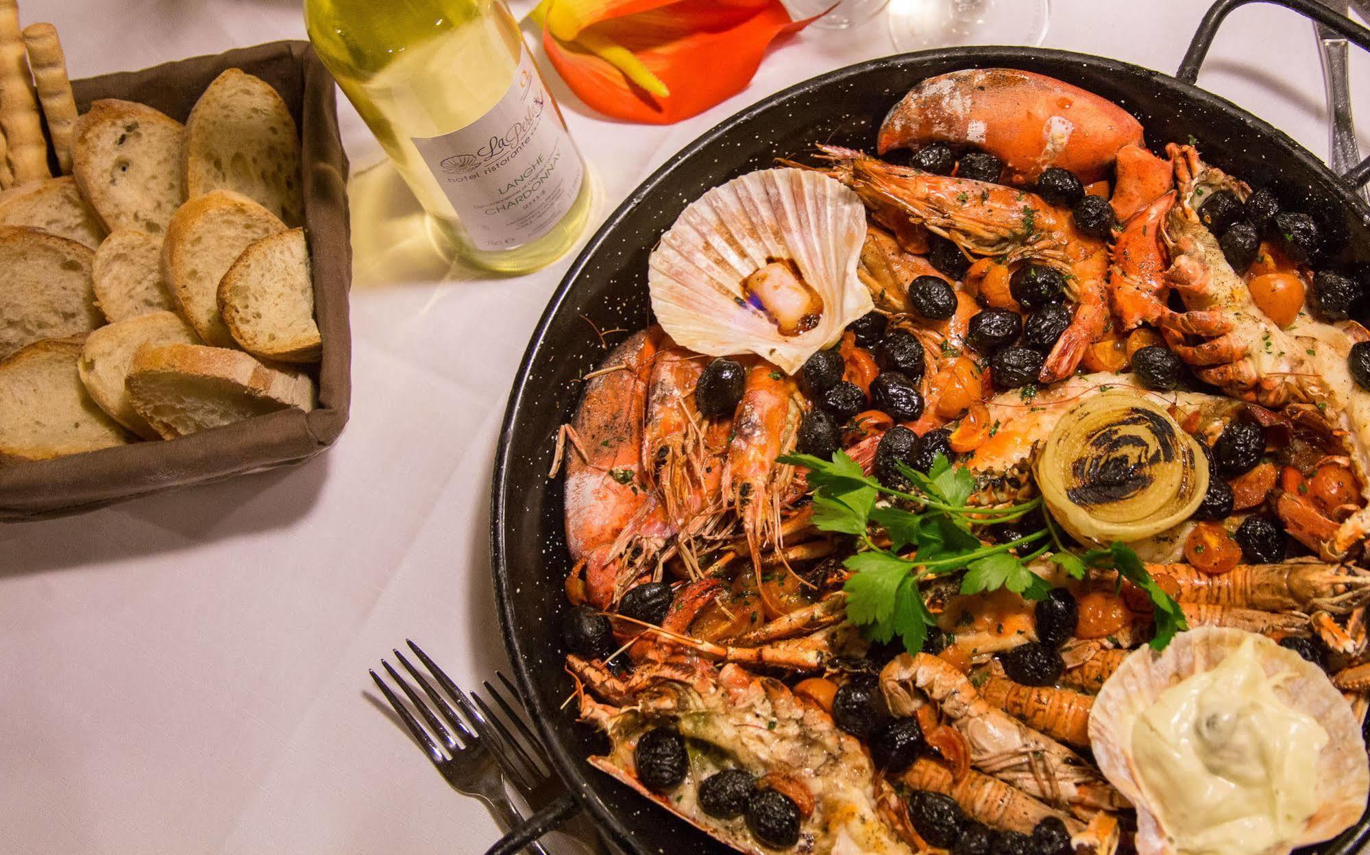 Varallo Pombia Hotel Ristorante La Perla מראה חיצוני תמונה