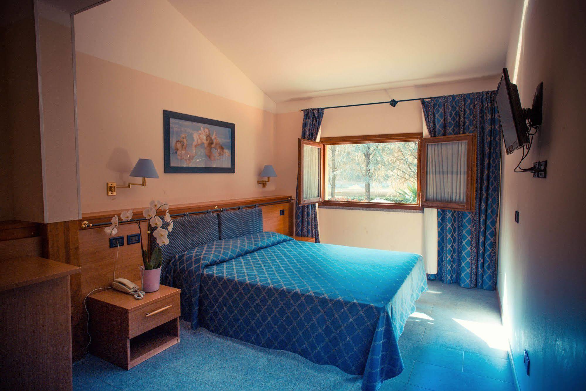 Varallo Pombia Hotel Ristorante La Perla מראה חיצוני תמונה