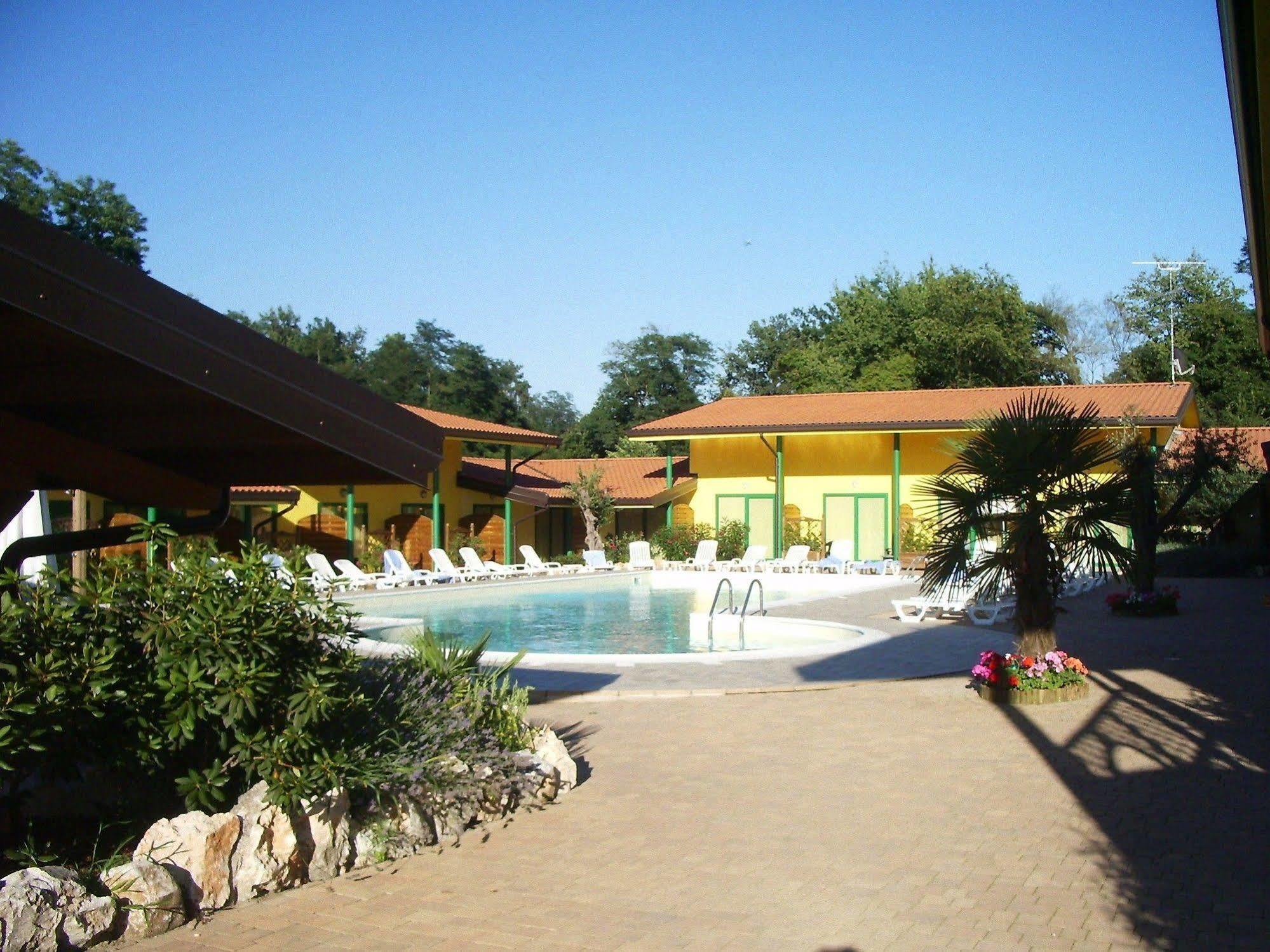 Varallo Pombia Hotel Ristorante La Perla מראה חיצוני תמונה