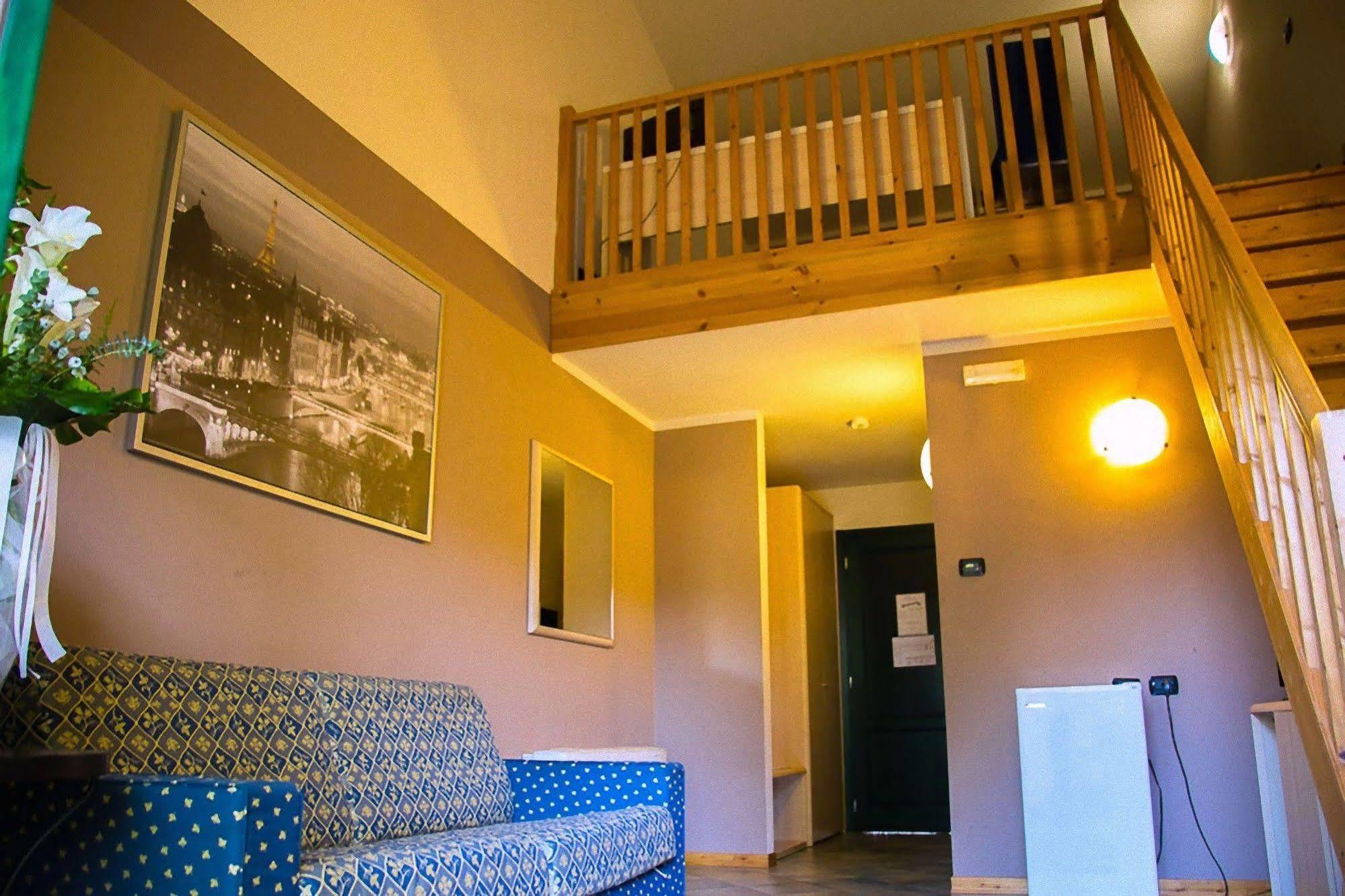 Varallo Pombia Hotel Ristorante La Perla מראה חיצוני תמונה