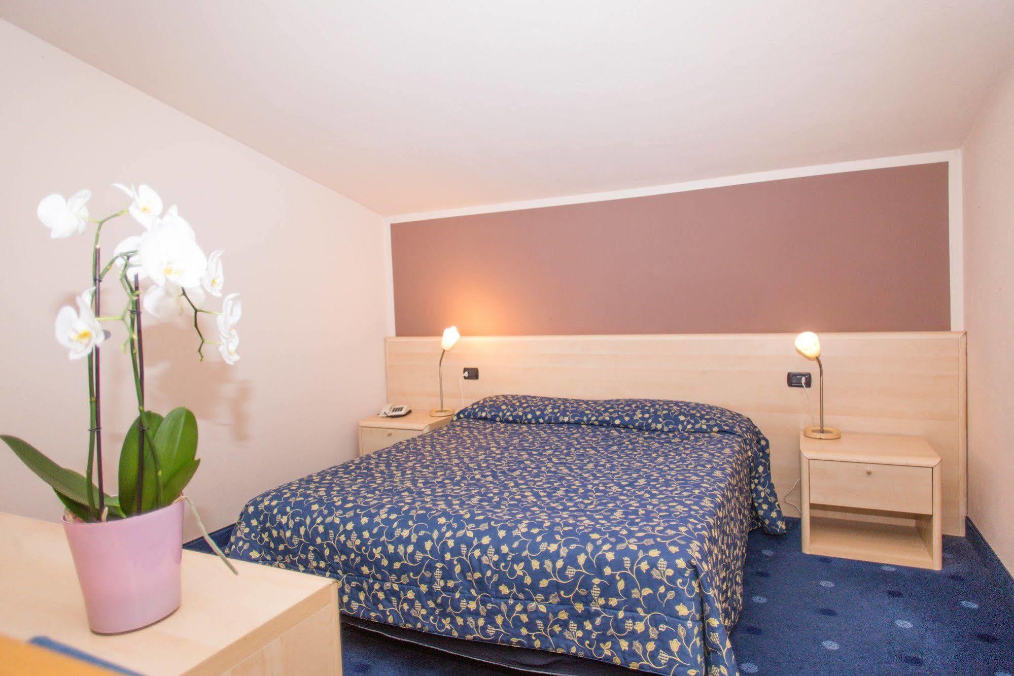 Varallo Pombia Hotel Ristorante La Perla מראה חיצוני תמונה