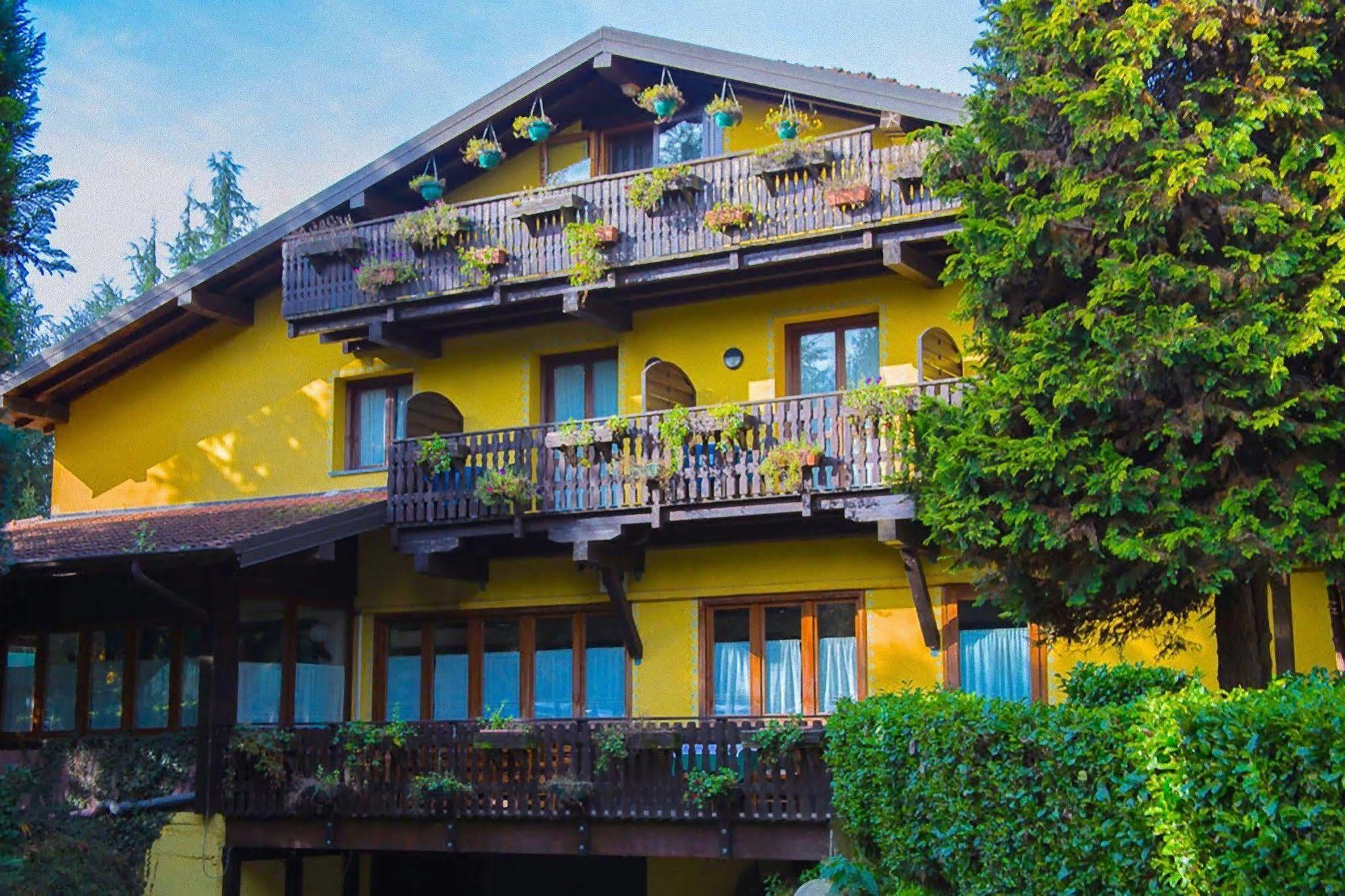Varallo Pombia Hotel Ristorante La Perla מראה חיצוני תמונה
