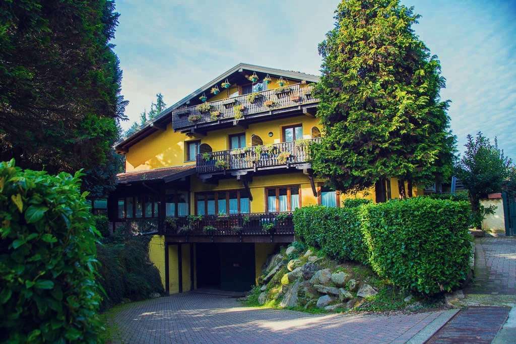 Varallo Pombia Hotel Ristorante La Perla מראה חיצוני תמונה