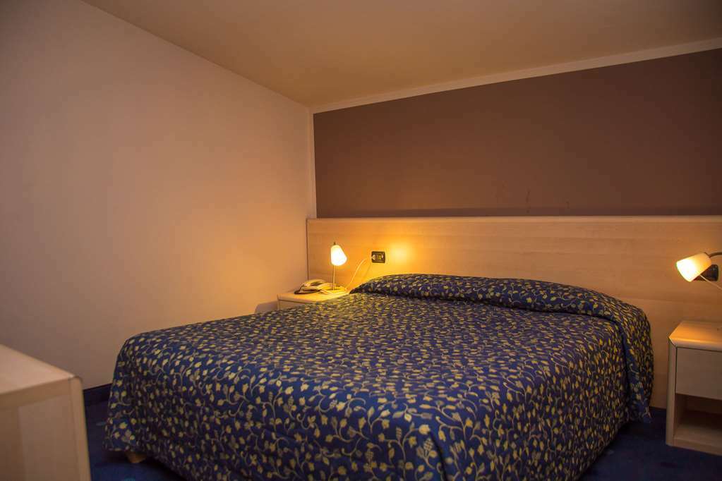Varallo Pombia Hotel Ristorante La Perla חדר תמונה